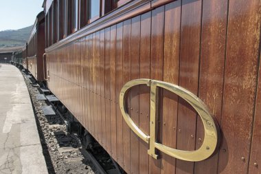 Eski bir buhar treninin ahşap vagonları.