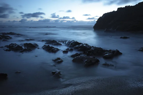 Rocky Beach al anochecer — Foto de Stock