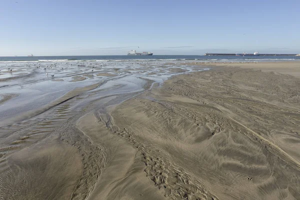 Spiaggia vuota durante la bassa marea — Foto Stock