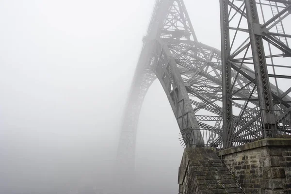 Vieux pont de fer dans le brouillard — Photo