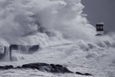 Dramatik fırtınalı deniz dalgası sıçraması