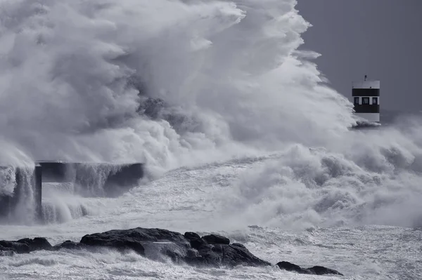 Onda de mar tempestuosa dramática respingo — Fotografia de Stock