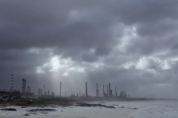 Olieraffinaderij aan zee in een stormachtige dag — Stockfoto