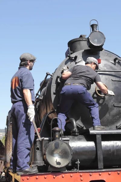 Old steam locomotive maintenance — Stock Photo, Image