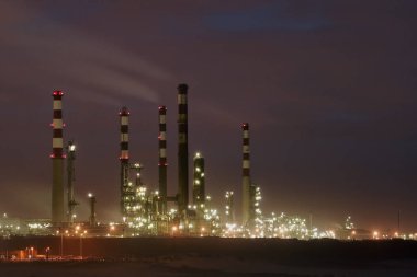 gece petrol rafinerisi