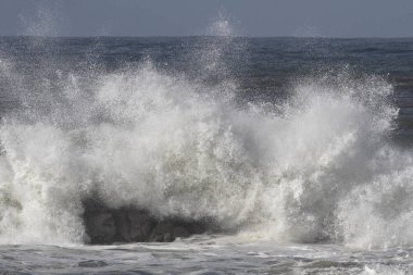 Deniz dalga sıçrama