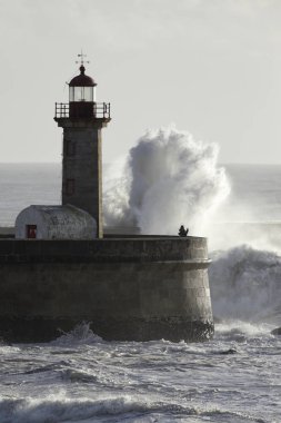 Fırtınayı tehlikeli bir şekilde izleyen kişi
