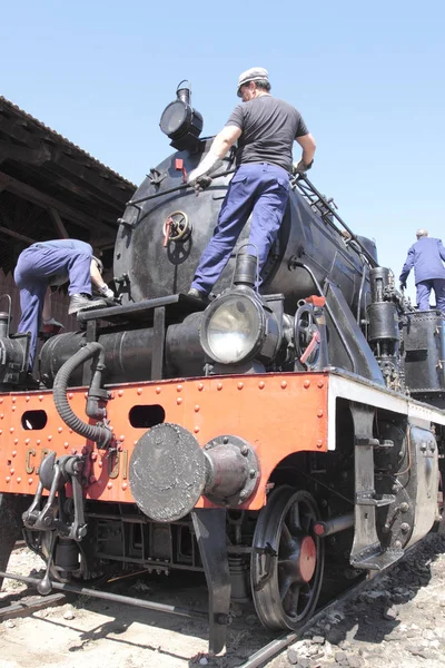 Oude stoomlocomotief onderhoud — Stockfoto