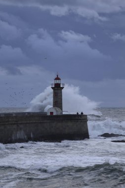 Gün batımında deniz fırtınası
