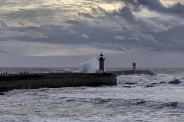 Gün batımında deniz fırtınası