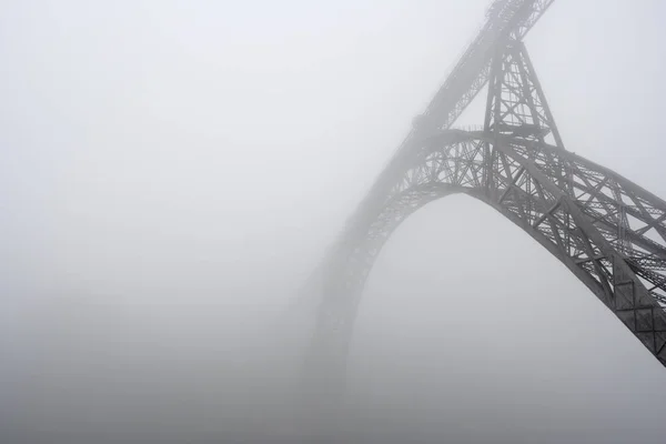 Ponte de ferro velha no nevoeiro — Fotografia de Stock
