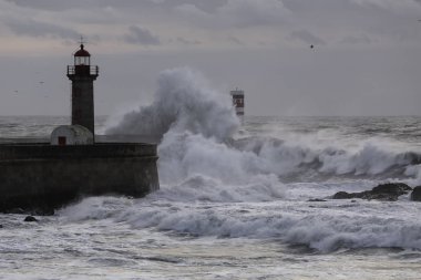 Gün batımında deniz fırtınası
