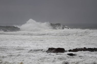 Fırtınalı bir öğleden sonra karamsar deniz manzarası