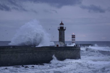 Gün batımında deniz fırtınası