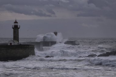 Gün batımında deniz fırtınası