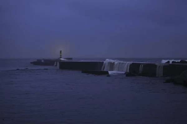 Desembocadura del río al comienzo de una oscura noche nublada —  Fotos de Stock