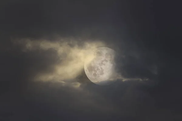 Noche nublada de luna llena — Foto de Stock