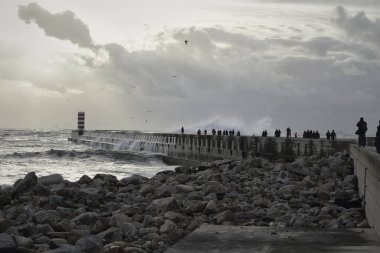 İnsanlar fırtınayı izliyor