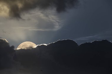 Ayışığıyla dolunay