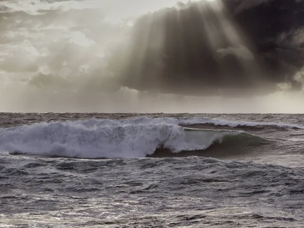 Облачный морской пейзаж со светлыми лучами — стоковое фото