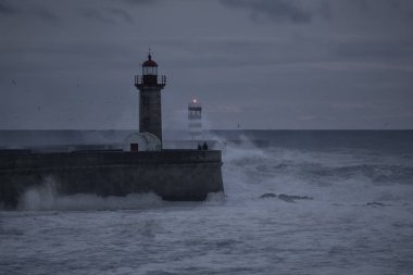 Gün batımında deniz fırtınası