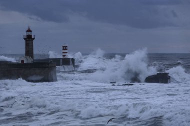 Gün batımında deniz fırtınası