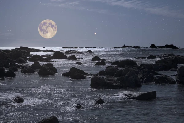 満月の夜の岩の海岸 — ストック写真