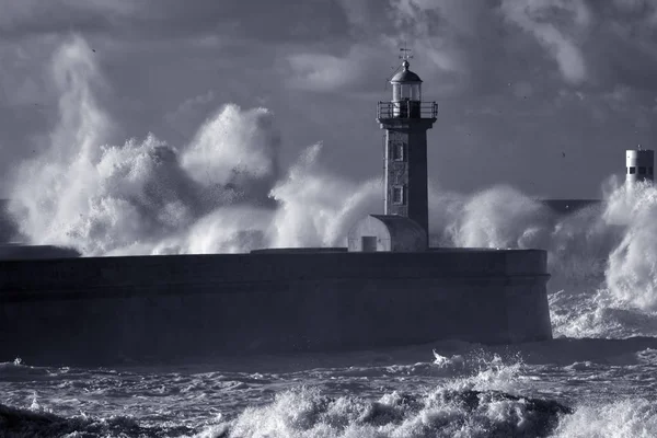 Tempesta marina alla foce del fiume Douro — Foto Stock