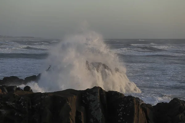 Salpicadura de ola grande al anochecer — Foto de Stock