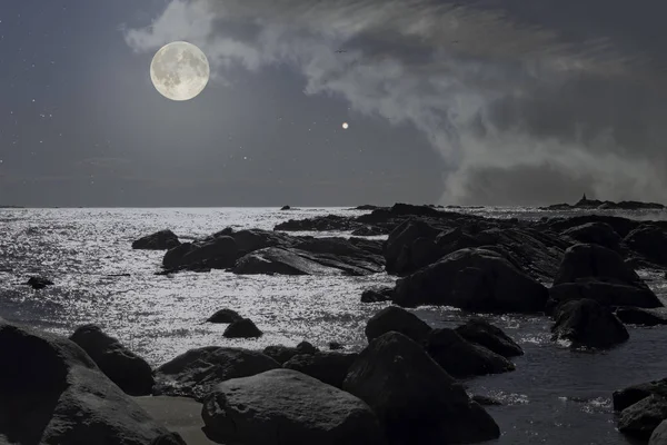 満月の夜の岩の海岸 — ストック写真