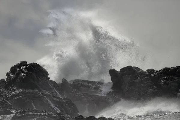 Dangerous big wave splash — 스톡 사진