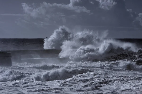 Mořské vlny šplouchají přes molo — Stock fotografie