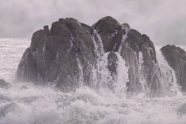 Água do mar fluindo em um penhasco — Fotografia de Stock