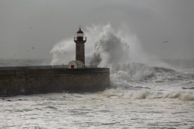 Fırtınalı bir günde eski bir deniz feneri