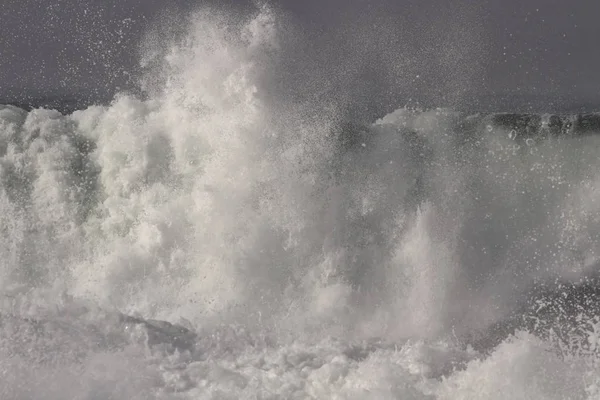 Dettagliato grande onda del mare schizzi — Foto Stock