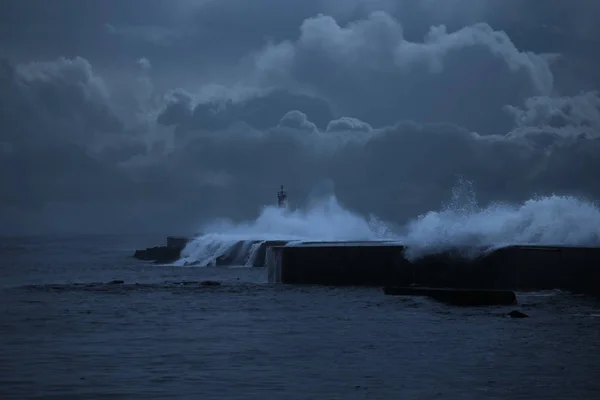 夕暮れ時の憂鬱の海 — ストック写真