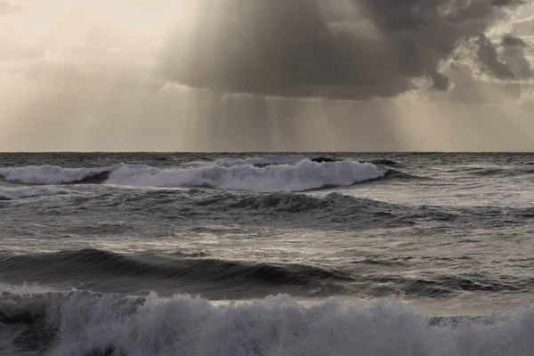 Paysage marin nuageux avec des rayons lumineux — Photo