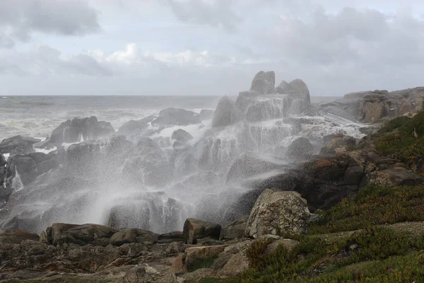 ポルトガルの北部の岩が多い海岸を見て美しいと好奇心の海景がちょうど崖に当たっていた嵐の波のスプレーで覆われて — ストック写真