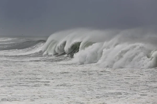 Long Breaking Ocean Wave Wind Spray — Stock Photo, Image