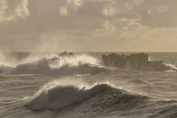 Gün Batımında Bir Deniz Fırtınasının Işığı Kuzey Portekiz Kayalık Kıyıları — Stok fotoğraf