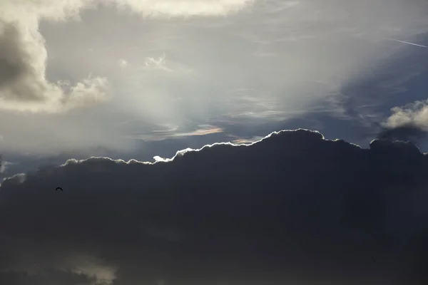 Kaunis Luonnollinen Pilvinen Taivas Valonsäteillä — kuvapankkivalokuva