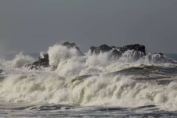 Δύσκολη Θάλασσα Ένα Ηλιόλουστο Πρωινό Βόρεια Βραχώδης Ακτή Της Πορτογαλίας — Φωτογραφία Αρχείου