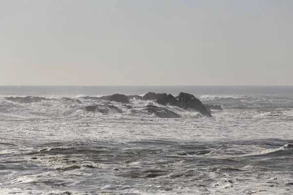 Güzel Güneşli Günlerde Dalgalı Deniz Dalgaları Kayalıkları Sarıyor — Stok fotoğraf
