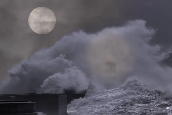 Буря Повна Місячна Ніч Морському Причалі Маяком — стокове фото