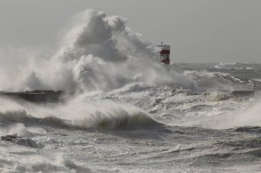 Fırtınalı bir günde nehir ağzı feneri ve iskele, Porto, Portekiz