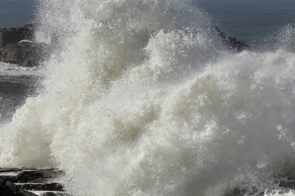 Big Wave Splash Nahaufnahme Einem Stürmischen Aber Sonnigen Tag — Stockfoto