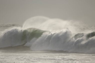 Rüzgar spreyiyle deniz dalgaları kırılıyor..