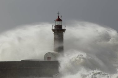 Douro Nehri 'nin ağzında fırtınalı bir günde eski deniz fenerinin dalgaların sıçramasından gelen nem ve spreyle çevrili olduğunu gördüm.