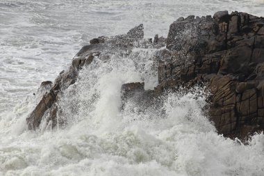 Portekiz 'in kuzeyindeki Sao Paio' nun küçük burnu, fırtına dalgaları tarafından vuruldu.