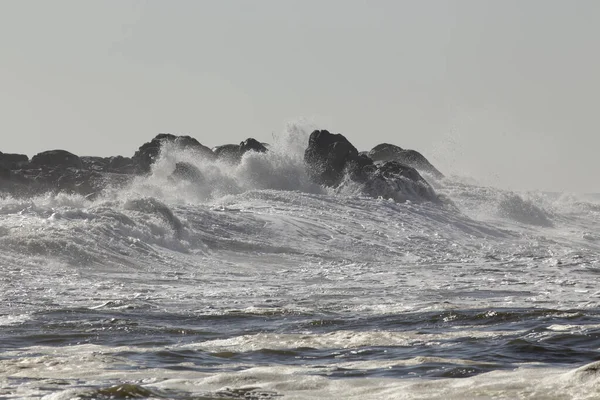 Грозовая Большая Волна Затопляет Скалы — стоковое фото